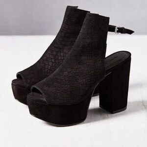 UO silence + noise black heels